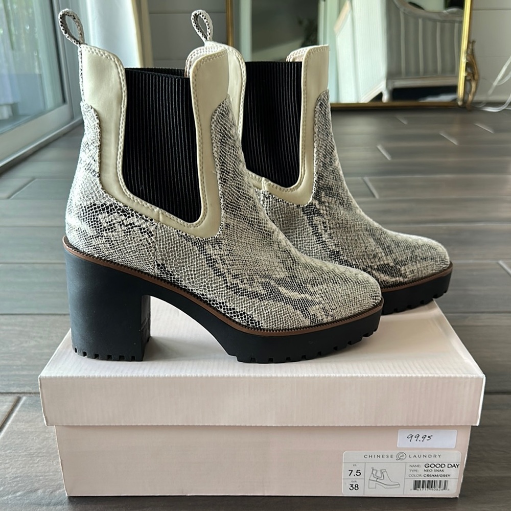 New in Box- Chinese Laundry Snakeskin Ankle Boots - Cream and Black Size 7.5
